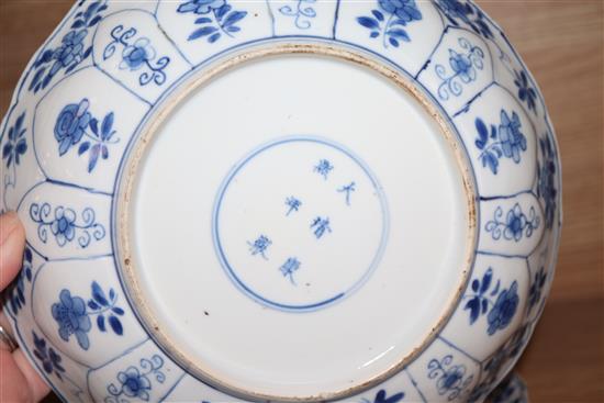 A set of three Chinese blue and white plates Diameter 20cm